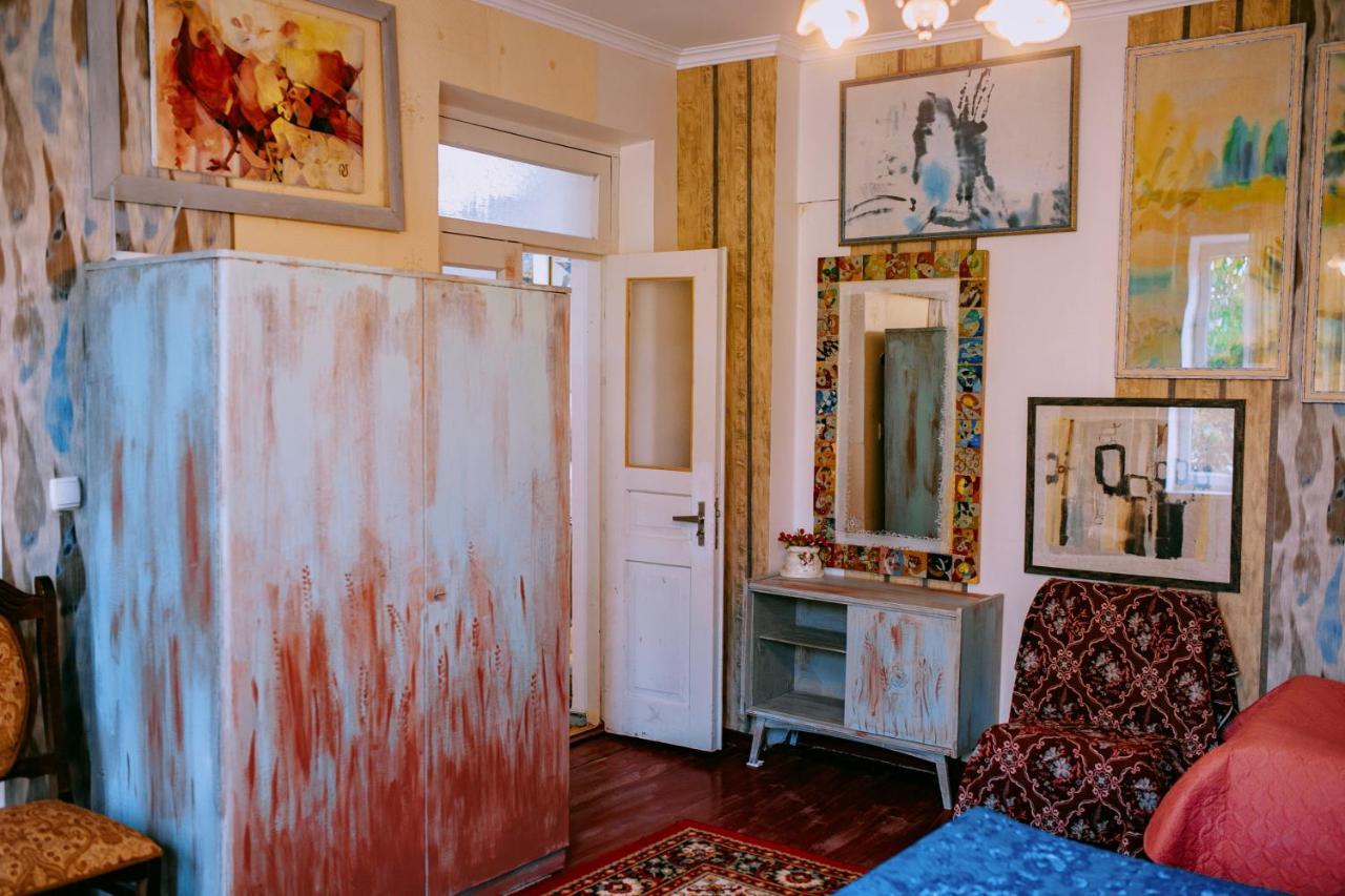 Artist'S House Hotel Tetritskaro Екстериор снимка