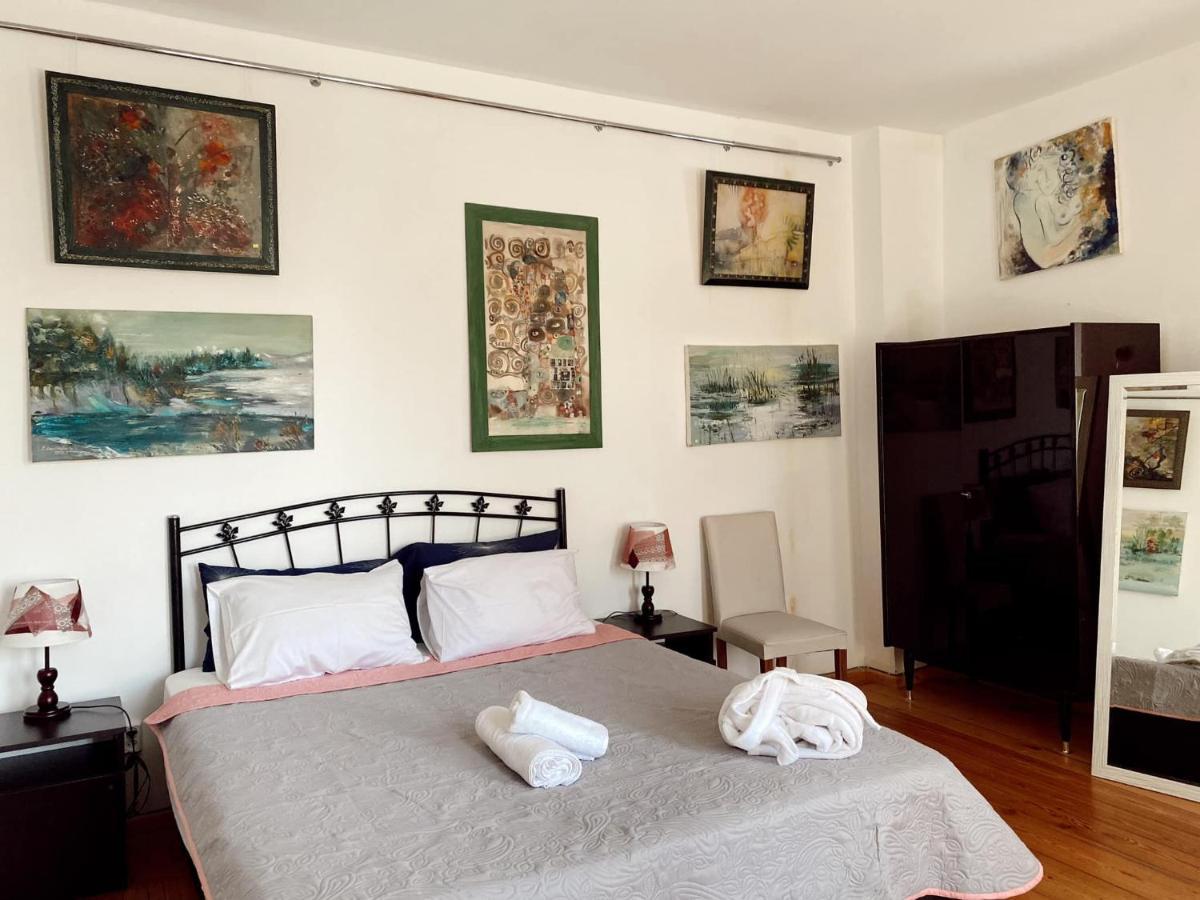 Artist'S House Hotel Tetritskaro Екстериор снимка
