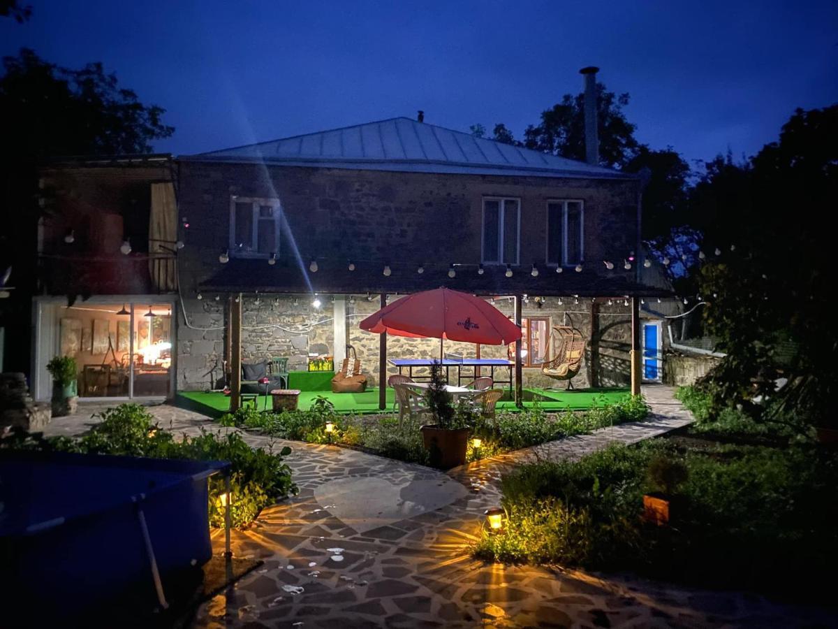 Artist'S House Hotel Tetritskaro Екстериор снимка