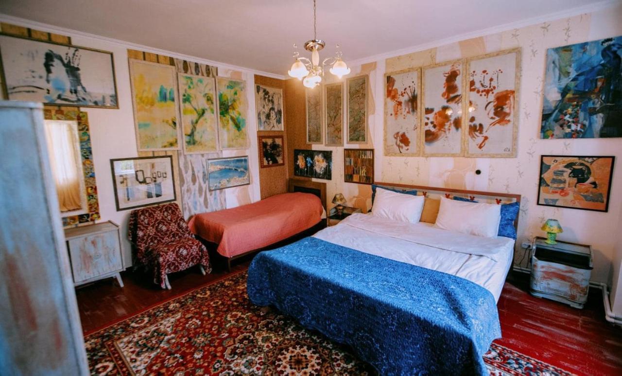 Artist'S House Hotel Tetritskaro Екстериор снимка