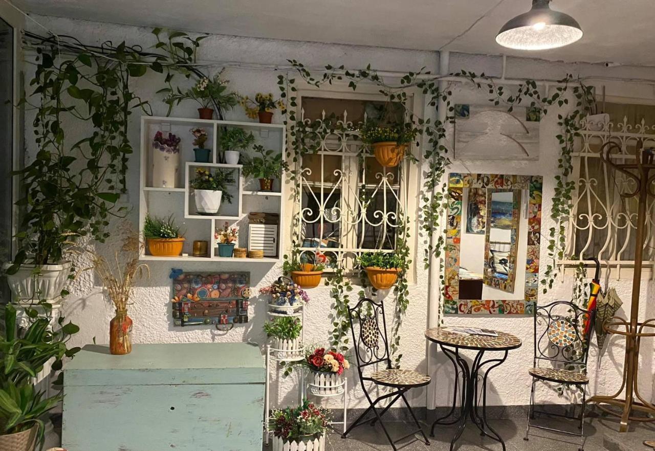 Artist'S House Hotel Tetritskaro Екстериор снимка