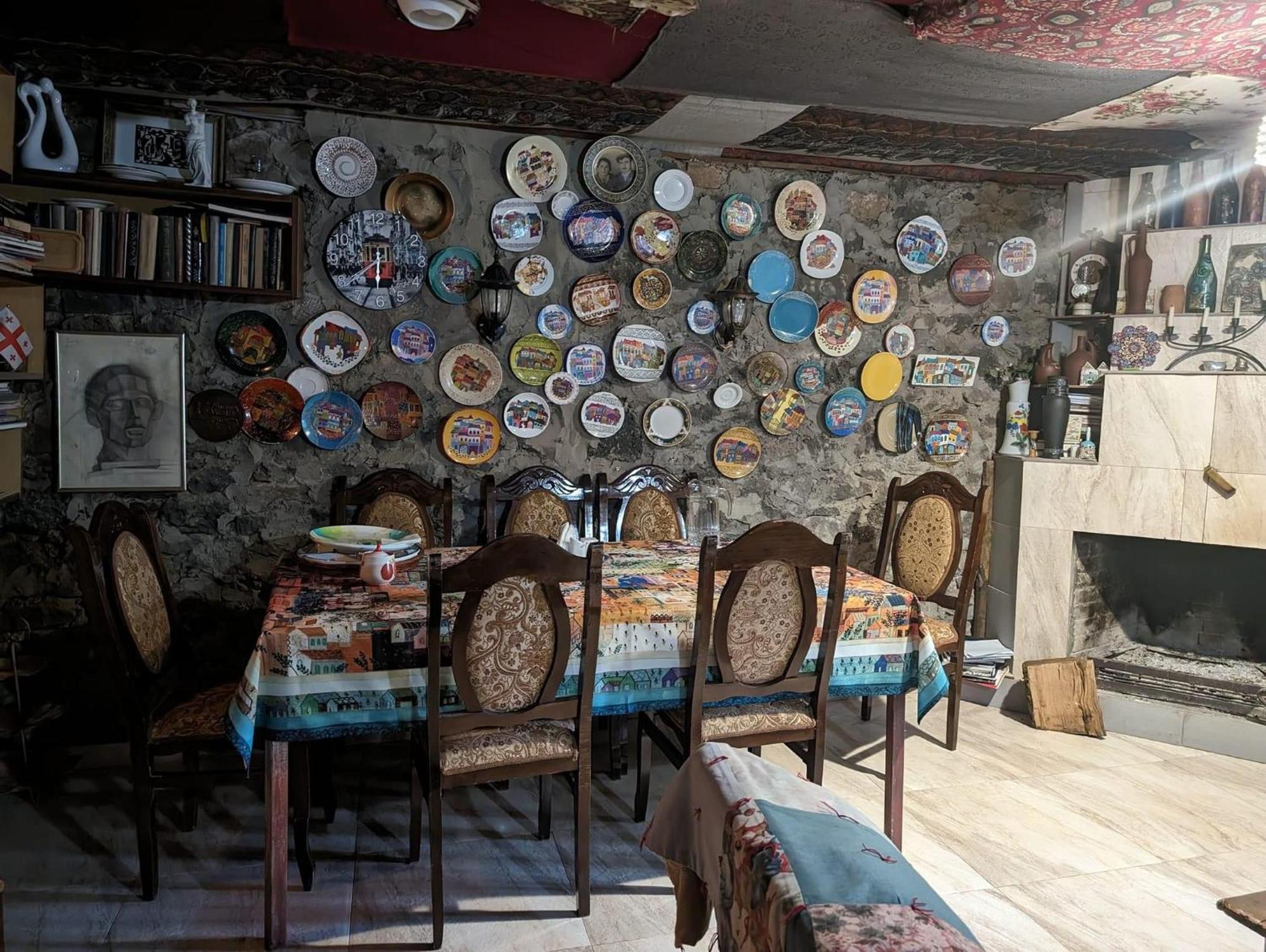 Artist'S House Hotel Tetritskaro Екстериор снимка