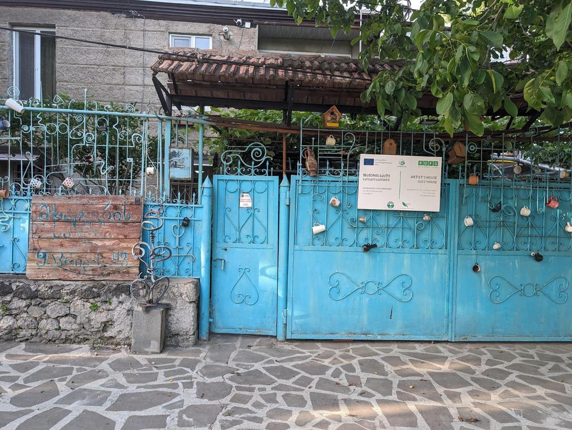 Artist'S House Hotel Tetritskaro Екстериор снимка