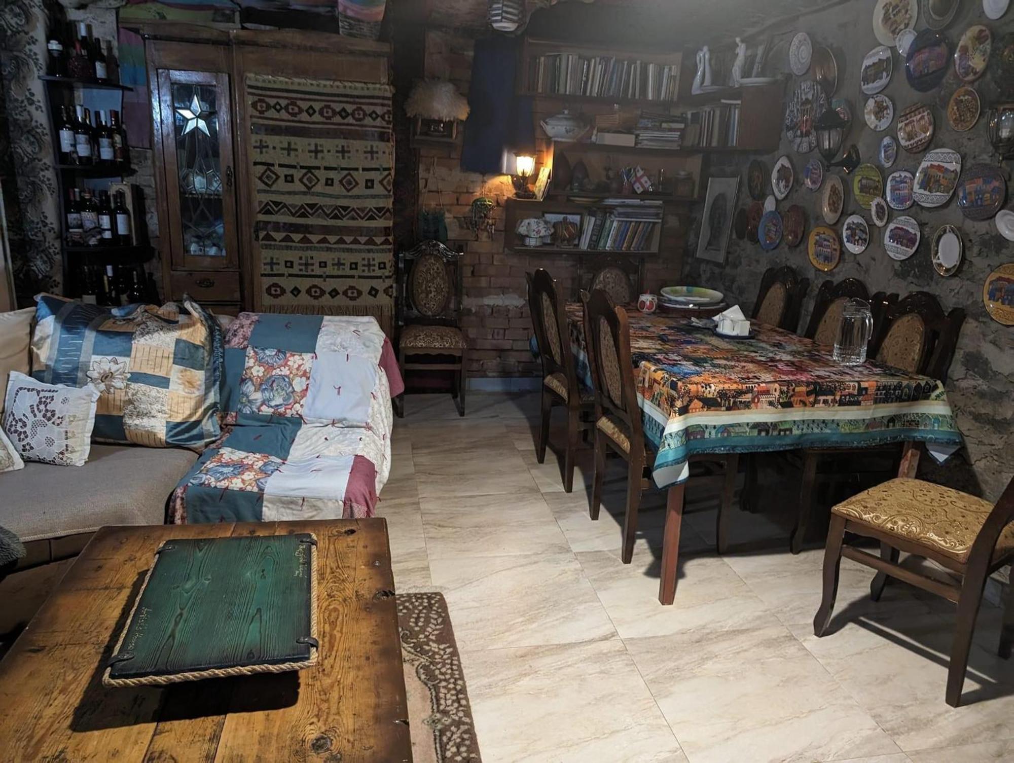 Artist'S House Hotel Tetritskaro Екстериор снимка